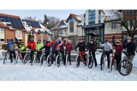 <b>CZERSK. Rock&Bike Team na rowerowej wycieczce, CZERSK-ODRY. „Nie straszny nam śnieg!” (ZDJĘCIA, WIDEO)</b>