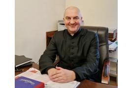 <b>CZERSK. Nowy proboszcz w parafii św. Marii Magdaleny w Czersku. Czym się interesuje ks. Krzysztof? Jakie ma plany? Życzenia (WIDEO)</b>