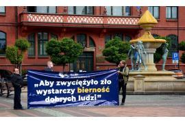 <b>Wyszli na Stary Rynek w Chojnicach `przewietrzyć baner`. Policjanci podjęli interwencję</b>
