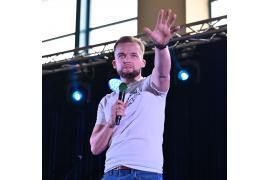 <b>AKTUALIZACJA - GCK w Czersku odnosi się do sprawy. CZERSK. Tomasz Karp Bartkowiak nie otrzymał honorarium za występ podczas Gminnego Dnia Seniora w Czersku. Jednym z powodów żart - `czy burmistrz jest gejem` </b>