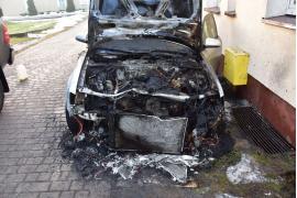 <b>Pożar samochodu w Czersku. Czy doszło do podpalenia auta? (FOTO)</b>