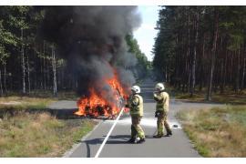 <b>Samochód grzybiarzy zapalił się w trakcie jazdy. Pożar gasili druhowie z Czerska i Legbąda(ZDJĘCIA)</b>
