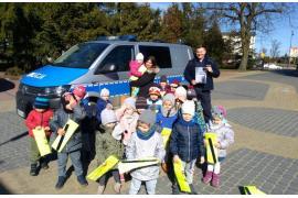 <b>Laurka dla asp. Marka Jasnocha. 3-latki z czerskiego przedszkola podczas zabawy z policjantem uczyły się bezpiecznych zachowań nie tylko na drodze...</b>