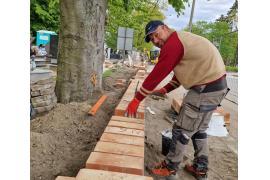 <b>CZERSK. Renowacja muru czerskiego cmentarza parafialnego. Fundament gotowy, rozpoczęto murowanie z cegły – odcinek od strony ul. Dr Zielińskiego (ZDJĘCIA, WIDEO)</b>