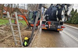 <b> CZERSK. Trwa usuwanie awarii sieci wodociągowej w ul. 21 Lutego w Czersku (ZDJĘCIA) </b>