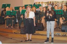 <b>Oliwia i Kinga z SP Gotelp laureatkami konkursu. Święto Niepodległości w duchu muzyki z lat 20-tych i 30-tych</b>