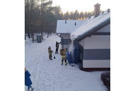 <b>GM. CZERSK. Usuwanie śniegu i lodu z dachu świetlicy wiejskiej w Gutowcu - działania prewencyjne OSP Krzyż (ZDJĘCIA)</b>