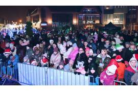 <b>Czerskie Mikołajki 2025 – choinka rozbłysła, a na scenie Magda Steczkowska. Śpiewał też burmistrz (ZDJĘCIA, WIDEO)</b>