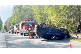 <b>GM. CZERSK. Samochód uderzył w latarnię i dachował (ZDJĘCIA, WIDEO)</b>