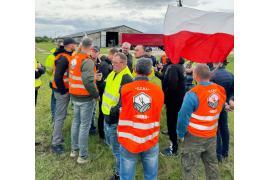 <b>AKTUALIZACJA: Właściciel: Odwiedzili mnie ludzie z pistoletami – doszło do kradzieży sprzętu za 1,4 mln zł. Rolnicy pojechali protestować do firmy zalegającej im wypłatę pieniędzy za bydło. Poszkodowani również hodowcy z gminy Czersk. ZDJĘCIA, WIDEO</b>