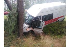 <b>AKTUALIZACJA  - wstępne ustalenia policji<br>GM. CZERSK. Wypadek na berlince w pobliżu Gutowca. Bus uderzył w drzewo. Droga jest już przejezdna (ZDJĘCIA)</b>
