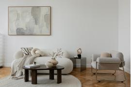 <b>Jak urządzić nowoczesny salon w neutralnych kolorach</b>