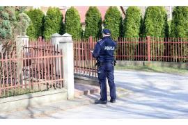 <b>Policjanci codziennie sprawdzają ponad 300 osób objętych kwarantanną w powiecie chojnickim, w gm. Czersk kilkadziesiąt osób (ZDJĘCIA, WIDEO)</b>