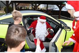 <b>GM. CZERSK. Mikołajki w Gutowcu pełne atrakcji. Mustang, Grinch, alpaki oraz prezenty (ZDJĘCIA, WIDEO)</b>