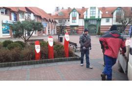<b>Drewniane Mikołaje są ustawiane <br>w Czersku</b>