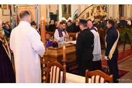 <b>CZERSK. Trumna z ciałem zmarłego księdza proboszcza Zbigniewa Straszewskiego już w kościele – jest możliwość indywidualnego pożegnania (ZDJĘCIA, WIDEO)</b>