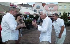 <b>Jerzy Buzek na chojnickim rynku. Były premier okolice zna doskonale, bo z pięć razy był na spływach po Brdzie</b>