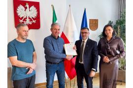 <b>CZERSK. Po świętach rusza termomodernizacja ŚDS w Czersku. Burmistrz podpisał umowy</b>