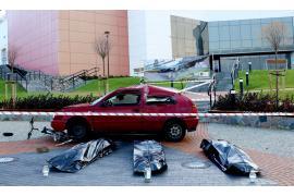 <b>Rozbity samochód, pod nim rower, obok buty, trzy czarne worki i znicze... – instalacja w Chojnicach</b>
