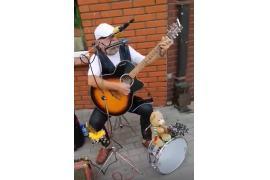 <b>Pan Janek z Lęborka – uliczny muzyk w Czersku (WIDEO)</b>