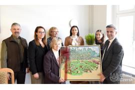 <b> CZERSK. Burmistrz Daniel Szpręga podziękował pani Zofii Breske - dotychczasowej kustosz Rezerwatu `Kręgi Kamienne` w Odrach (ZDJĘCIA) </b>