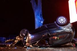 <b>Wypadek na berlince. Opel corsa<br> po zderzeniu z drzewem wylądował<br> na dachu (ZDJĘCIA)</b>