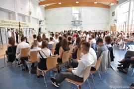 <b> CZERSK. Zakończenie roku szkolnego i pożegnanie absolwentów w Szkole Podstawowej nr 1 w Czersku (ZDJĘCIA) </b>