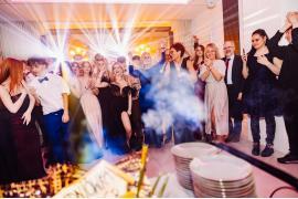 <b>CZERSK. Zobaczcie jak bawili się na parkiecie nasi maturzyści z Technikum im. Augustyna Szpręgi w Malachinie! (ZDJĘCIA - tort, parkiet, WIDEO)</b>