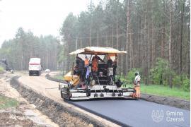 <b>GM. CZERSK. Trwa asfaltowanie odcinka drogi Krzyż-Sienica (ZDJĘCIA)</b>