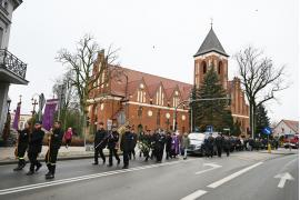 <b>CZERSK. Rodzina, bliscy oraz strażacy z OSP w Czersku pożegnali dziś najstarszego druha czerskiej jednostki (ZDJĘCIA)</b>