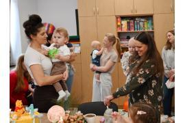 <b>CZERSK. Spotkanie grupy `Jestem Mamą`. O żywieniu dzieci z dietetykiem, był też urodzinowy akcent (ZDJĘCIA, WIDEO)</b>
