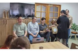 <b>ŚDS CZERSK. ŚWIATOWY DZIEŃ TERAPII ZAJĘCIOWEJ – życzenia, upominki i gromkie `Sto Lat` (ZDJĘCIA) </b>