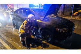 <b>CZERSK. Pożar samochodu osobowego w Czersku - w trakcie jazdy. Kierowca: Zauważyłem dym wydobywający się spod maski (ZDJĘCIA)</b>