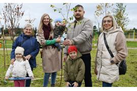 <b>GM. CZERSK. `Jedno dziecko, jedno drzewo` - to już 7. edycja sadzenia drzewek w parku Borowiackim (ZDJĘCIA, WIDEO)</b>