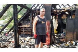 <b>Mieszkańcy Czerska stracili dach nad głową. Matkę z płonącego domu wynosił na rękach pan Andrzej (FOTO)</b>