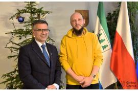 <b>CZERSK. Muzyka, pasja i promocja regionu, m.in. naszego miasta. Burmistrz spotkał się z Sebastianem Sikorskim (WIDEO)</b>