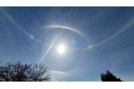 <b>CZERSK. Niezwykłe zjawisko na niebie – mieszkańcy mogli podziwiać halo słoneczne (ZDJĘCIA, WIDEO)</b>