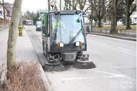 <b>CZERSK. Przygotowania do wiosny - zamiatarka wyjechała na ulice. Trwa przycinka koron drzew</b>