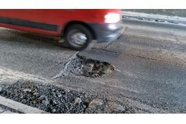 <b>GM. CZERSK. DZIURY. `Jadąc samochodem można coś urwać, a na rowerze zabić się`. Niebezpiecznie pod wiaduktem oraz na ul. Długiej w Łęgu (ZDJĘCIA)</b>