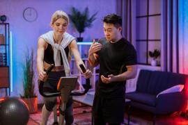 <b>Dlaczego coraz więcej osób wybiera rowerek stacjonarny zamiast siłowni?</b>