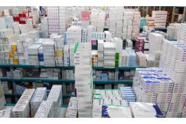 <b>W powiecie chojnickim funkcjonariusze KAS ujawnili podejrzany magazyn leków. Zapakowane w kartonach na 33 paletach</b>