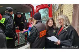 <b>CZERSK. Weekend cudów już rozpoczęty – paczki trafiają do rodzin (ZDJĘCIA, WIDEO)</b>