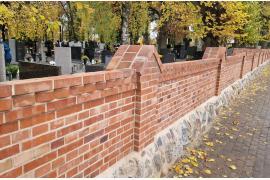 <b>CZERSK. Mur cmentarza w centrum Czerska jest już gotowy – był odbiór. Informacja księdza proboszcza, szefa komisji, burmistrza i mieszkańca  (ZDJĘCIA)</b>