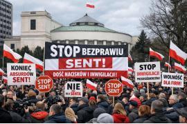 <b>CZERSK. Handlujący na czerskim targowisku na proteście w Warszawie. Sprzeciwiają się SENT dla odzieży i obuwia (ZDJĘCIA)</b>