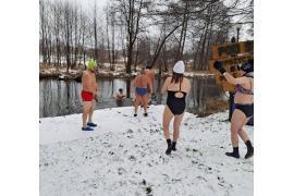 <b>Toast, truskawki i lodowata Wda – Nowy Rok z Morsami Czarna Woda (ZDJĘCIA)</b>