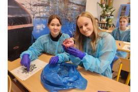 <b>CZERSK. Anatomia serca – zajęcia w czerskim LO prowadził absolwent, obecnie student GUMed Maciej Bieliński (ZDJĘCIA)</b>