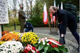 <b>Narodowe Święto Niepodległości <br>– kwiaty pod pomnikiem złożyły władze Powiatu Chojnickiego (FOTO)</b>